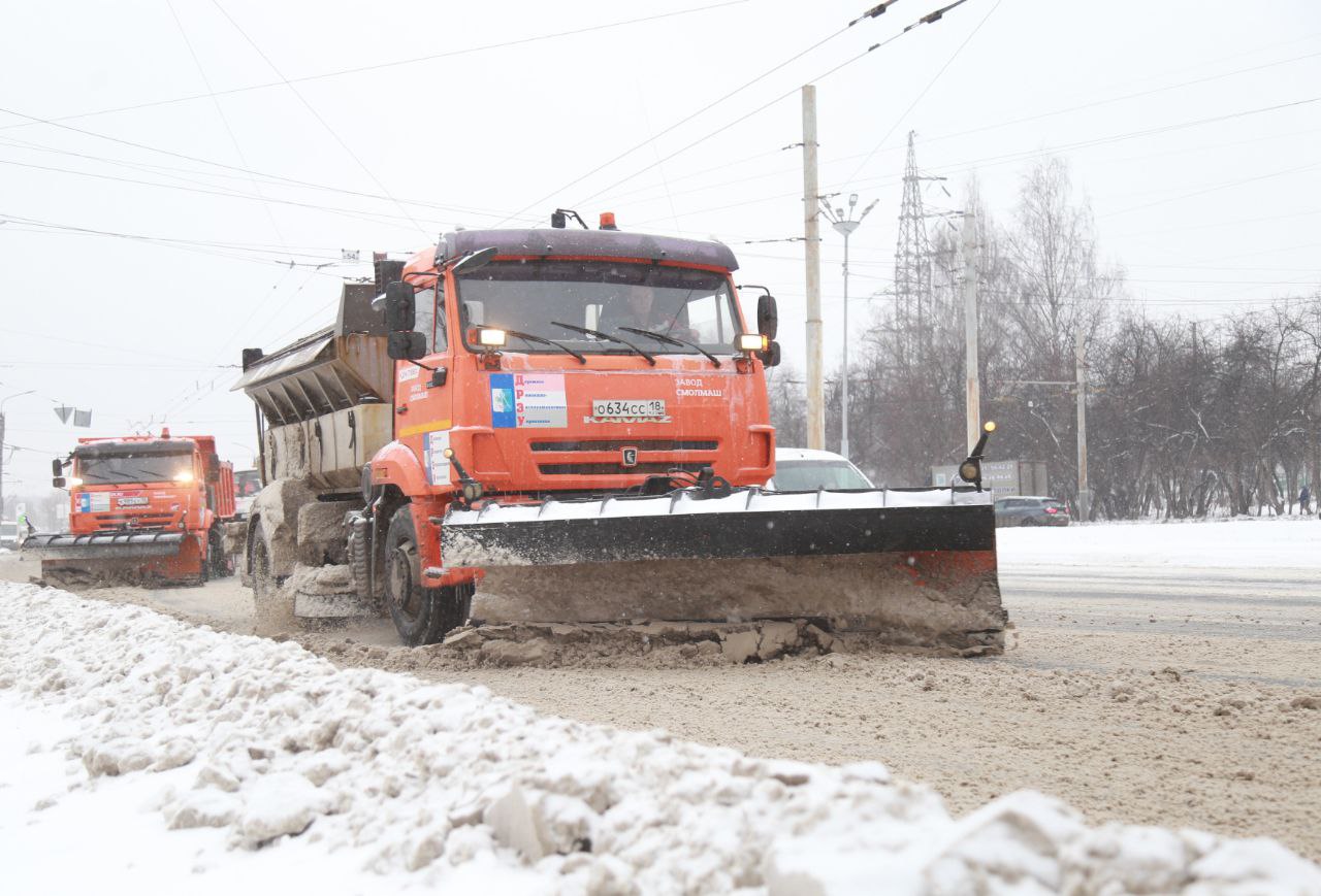 По прогнозам синоптиков, в ближайшие часы ожидается сильный снегопад, ухудшение видимости при осадках 500 м и менее