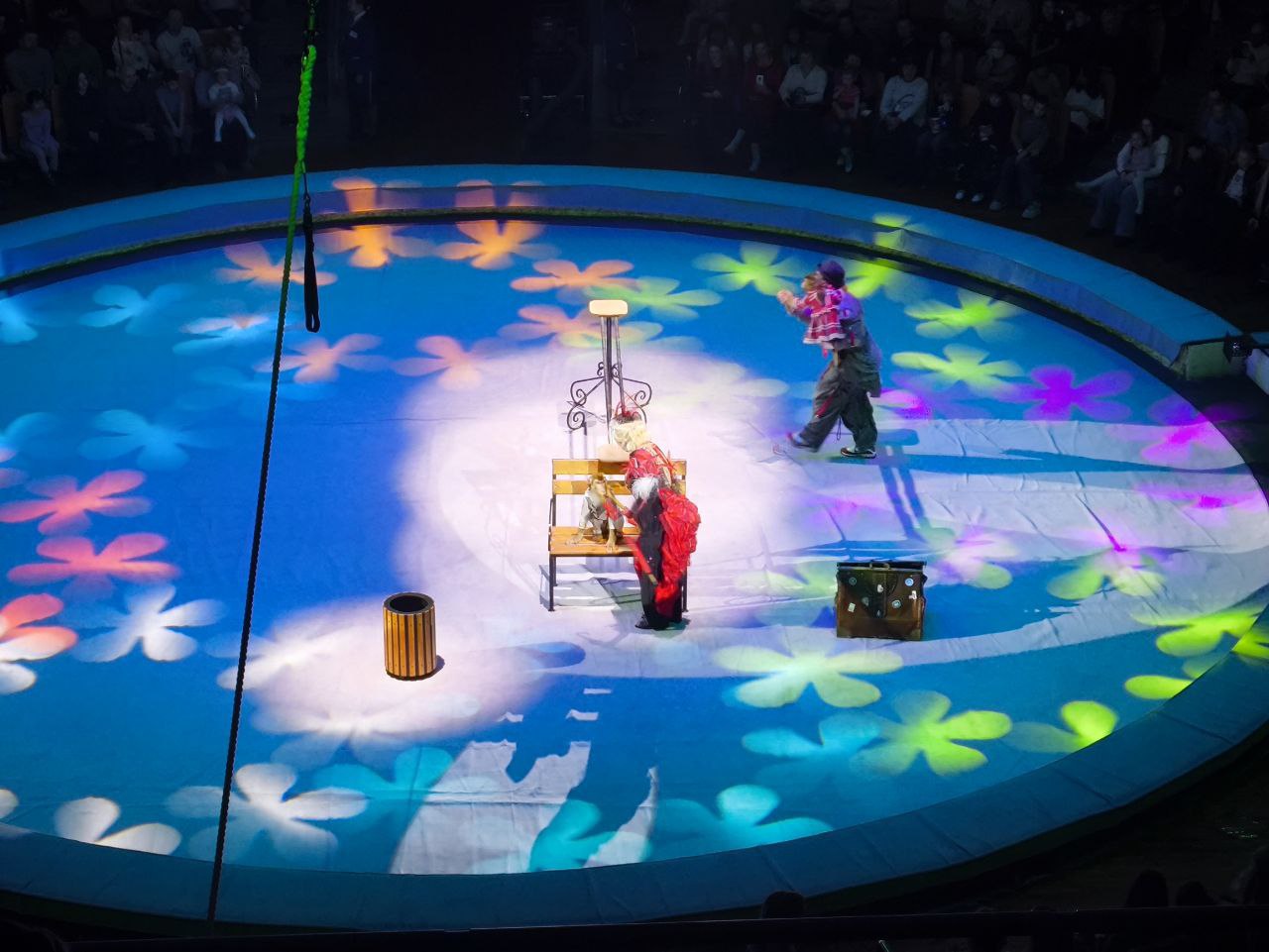 В рамках Всероссийской акции «Полицейский Дед Мороз» бывшие воспитанники Центра временного содержания несовершеннолетних правонарушителей МВД по Удмуртской Республике побывали на представлении «Новогодний цирк чудес» в... В рамках Всероссийской акции «Полицейский Дед Мороз» бывшие воспитанники Центра временного содержания несовершеннолетних правонарушителей МВД по Удмуртской Республике побывали на представлении «Новогодний цирк чудес» в...