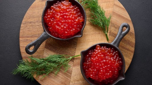 Вместо банальных бутербродов: эту закуску с красной икрой готовят шеф-повара