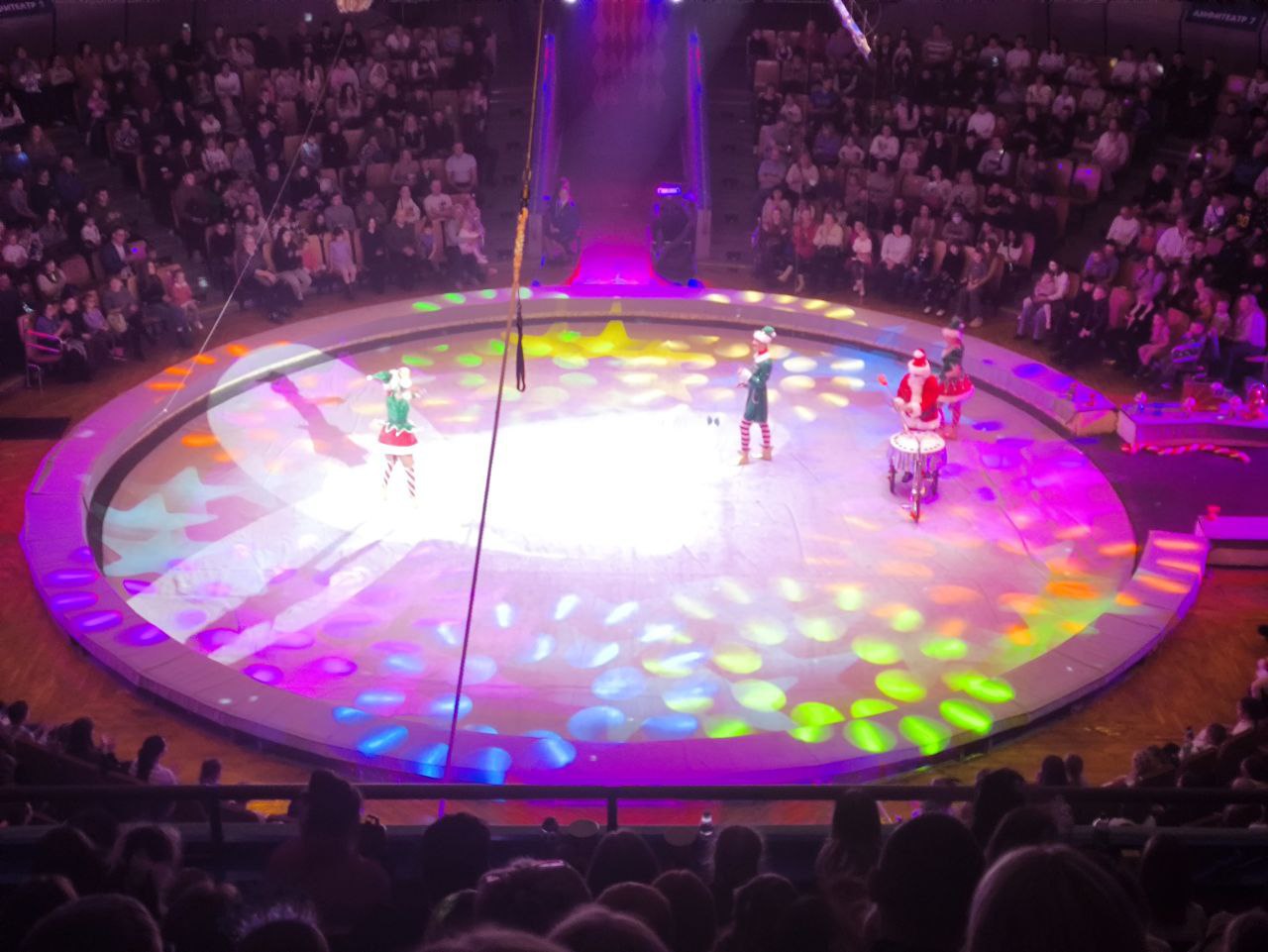 В рамках Всероссийской акции «Полицейский Дед Мороз» бывшие воспитанники Центра временного содержания несовершеннолетних правонарушителей МВД по Удмуртской Республике побывали на представлении «Новогодний цирк чудес» в... В рамках Всероссийской акции «Полицейский Дед Мороз» бывшие воспитанники Центра временного содержания несовершеннолетних правонарушителей МВД по Удмуртской Республике побывали на представлении «Новогодний цирк чудес» в...