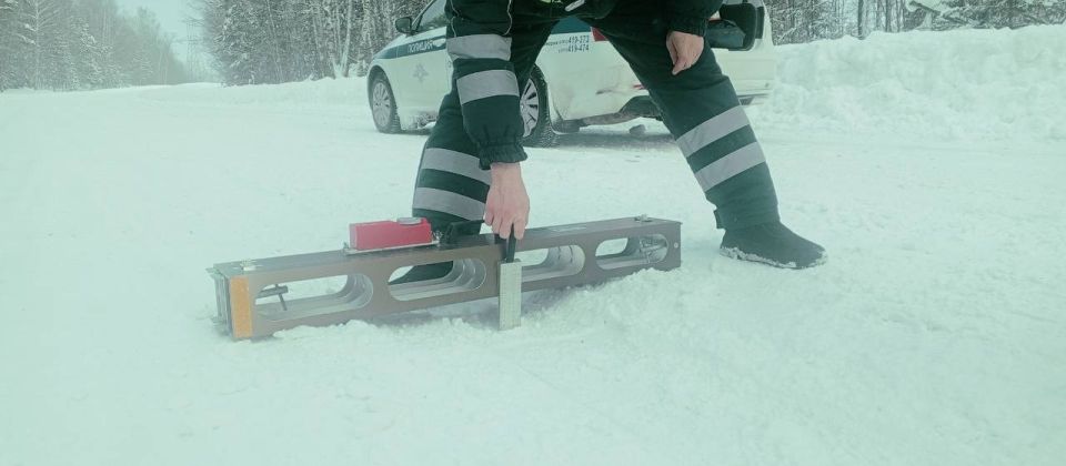 ДОРОГА ПОД КОНТРОЛЕМ. Сотрудники Малопургинской Госавтоинспекции контролируют содержание дорог в зимний период