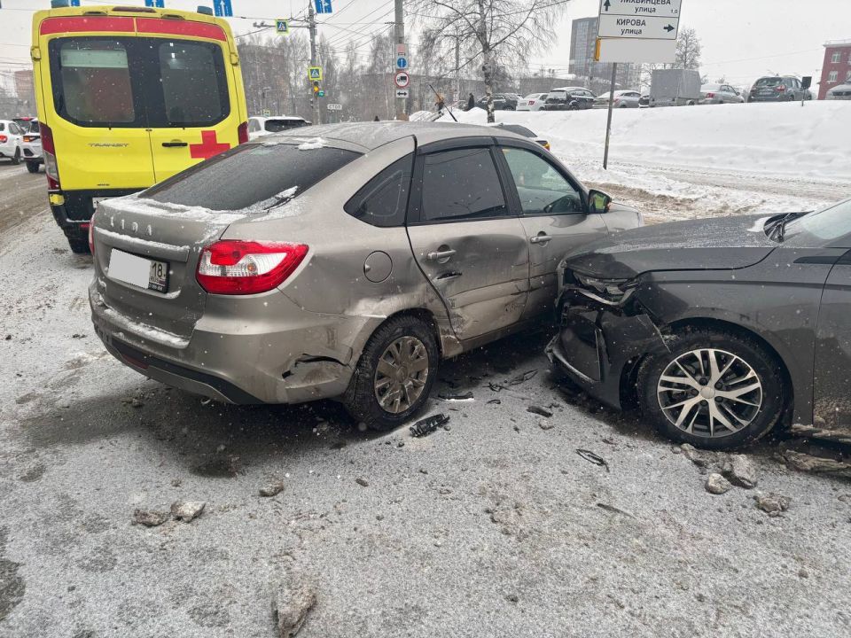 В Ижевске автоледи - «новичок» спровоцировала дорожную аварию и сама же пострадала в ней