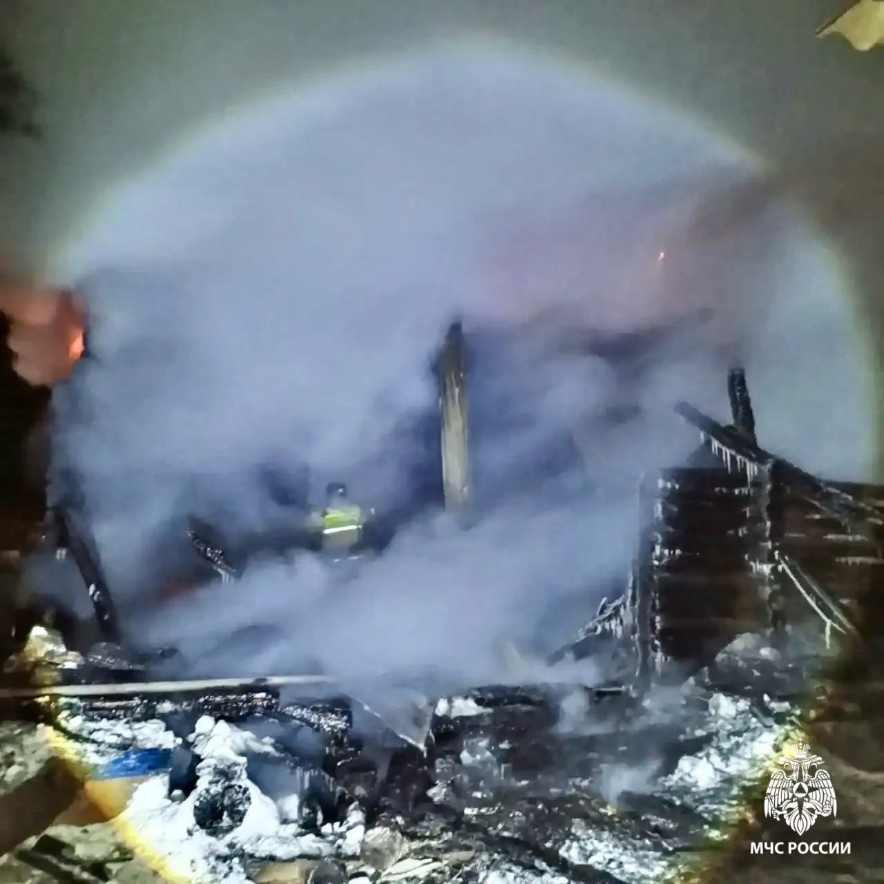 Пожар в удмуртской деревне оставил без крова многодетную семью