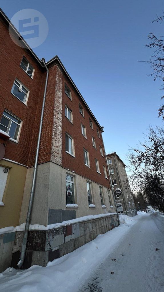 Кирпич упал на тротуар на улице Удмуртской в Ижевске, выпав из жилого дома