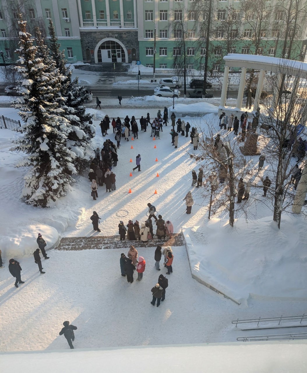 Сегодня днём клубы УдГУ устроили «зимние гуляния» в сквере у памятника Пушкину