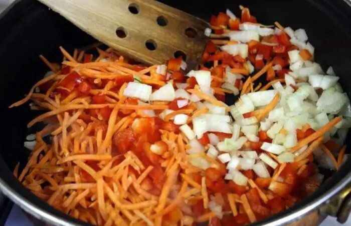 Тушеная картошка с курицей, кабачками и болгарским перцем