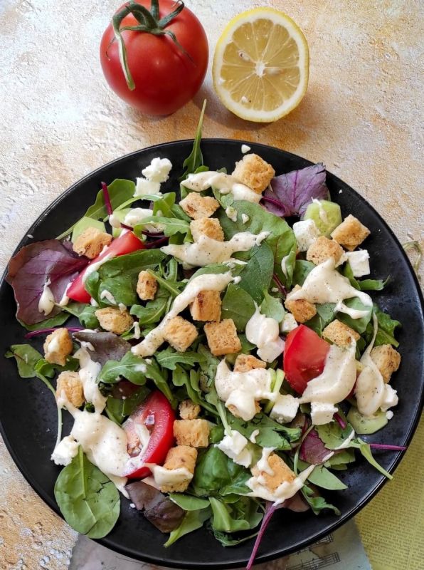 Легкий салат с фетой и хрустящими гренками для быстрого угощения