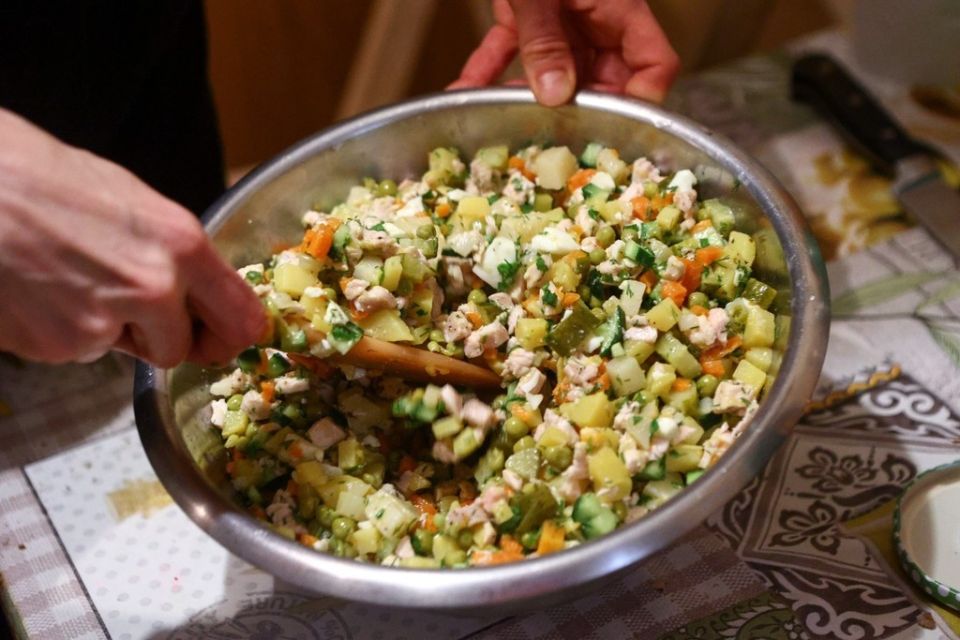 Как выбрать идеальные салаты для новогоднего стола: советы экспертов