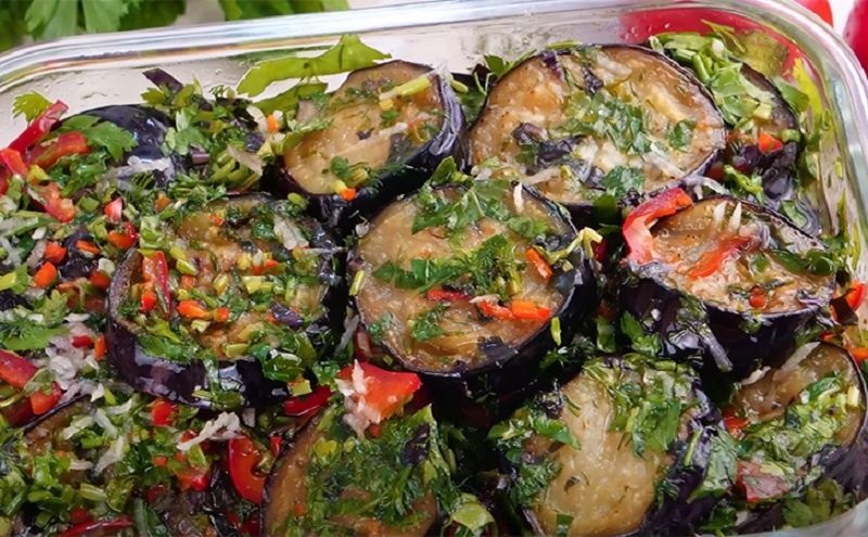Баклажаны в чесночном маринаде с грибным оттенком и зеленью