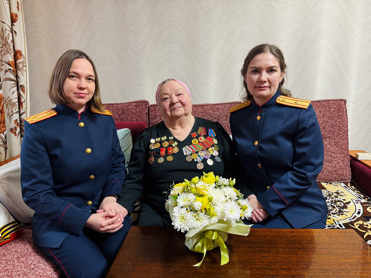 Сотрудники СК России по Удмуртской Республике в памятную дату навестили жительницу блокадного Ленинграда Сотрудники СК России по Удмуртской Республике в памятную дату навестили жительницу блокадного Ленинграда