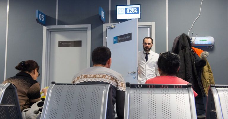 Новый пакет мер: как ужесточение медосмотров мигрантов влияет на повседневность