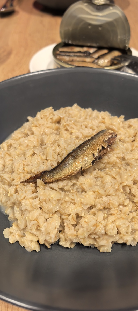 Овсянка со шпротами: смелое сочетание, которое меняет правила завтрака