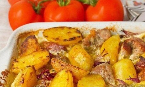 Свинина с картофелем и луком и сливочным соусом в духовке