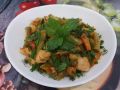 Тушеная спаржевая фасоль с овощами и куриным мясом