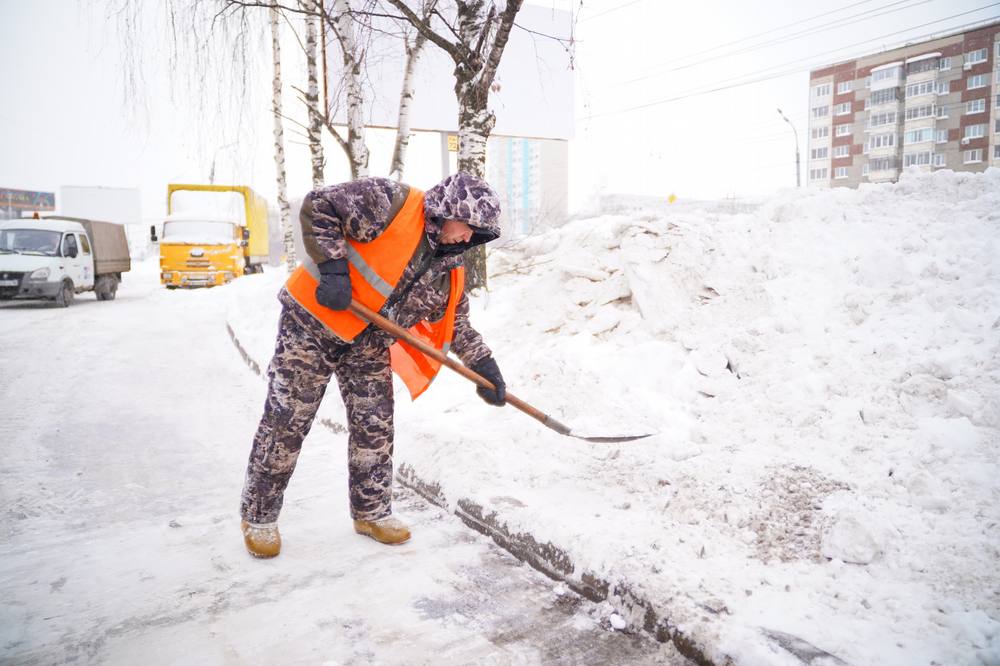 В усиленном режиме на улицах Ижевска работают дорожные службы В усиленном режиме на улицах Ижевска работают дорожные службы