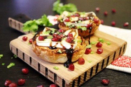 Изысканные тосты с сыром бри и гранатовой глазурью