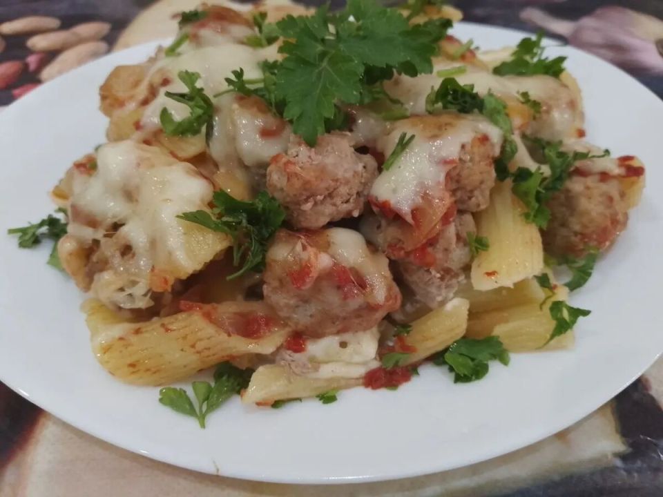 Нежная макаронная запеканка с мясными шариками и ароматом томатов