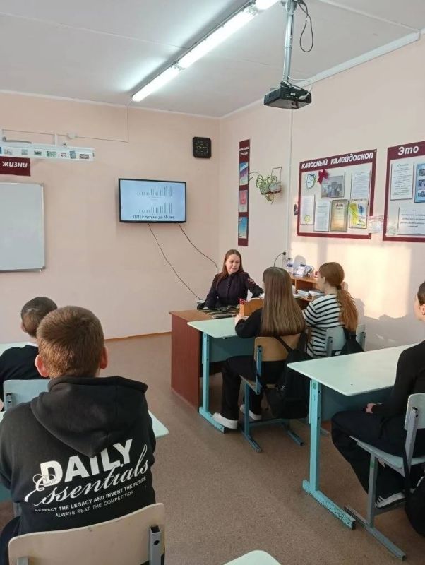 Сотрудники Якшур-Бодьинской Госавтоинспекции совместно с представителями прокуратуры, медиками и молодежного центра приняли участие в профилактическом дне в Чуровской школе Якшур-Бодьинского района