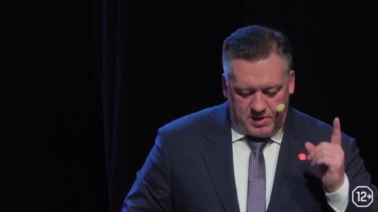 ПЕРЛЫ ОТ ПЕРВЫХ.. Зал замер. Софиты дрожали от напряжения. На сцене — глава города в лучах прожекторов. За ним — огромный экран с инфографикой, где стрелки и цифры устремляются в светлое будущее