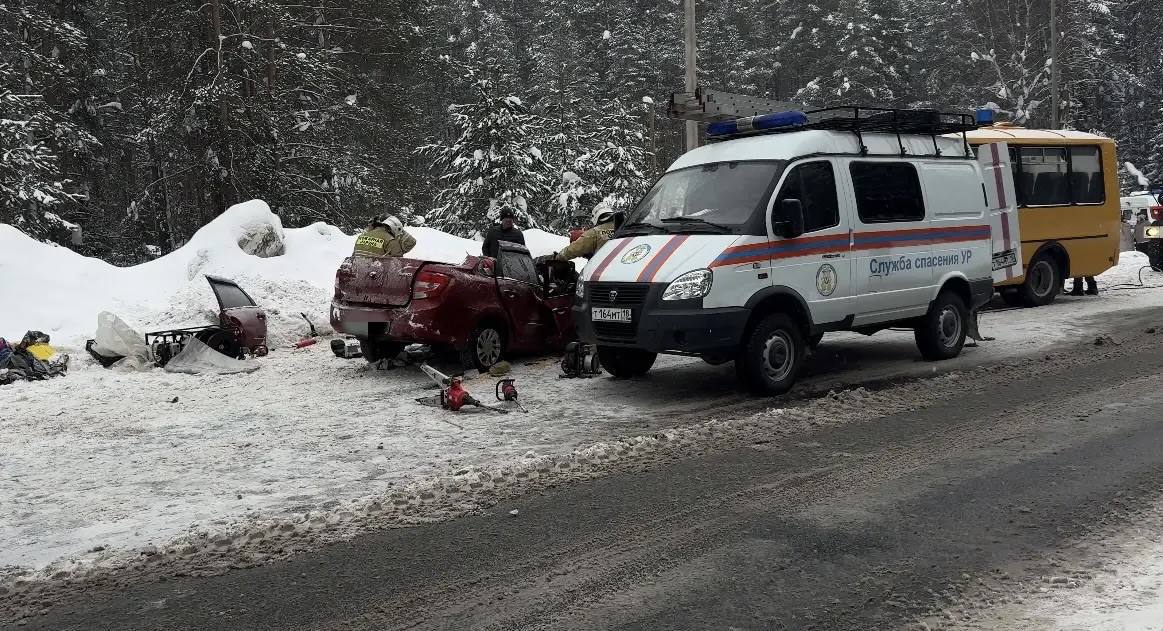 В ДТП со школьным автобусом в Якшур-Бодьинском районе погиб пассажир легкового автомобиля