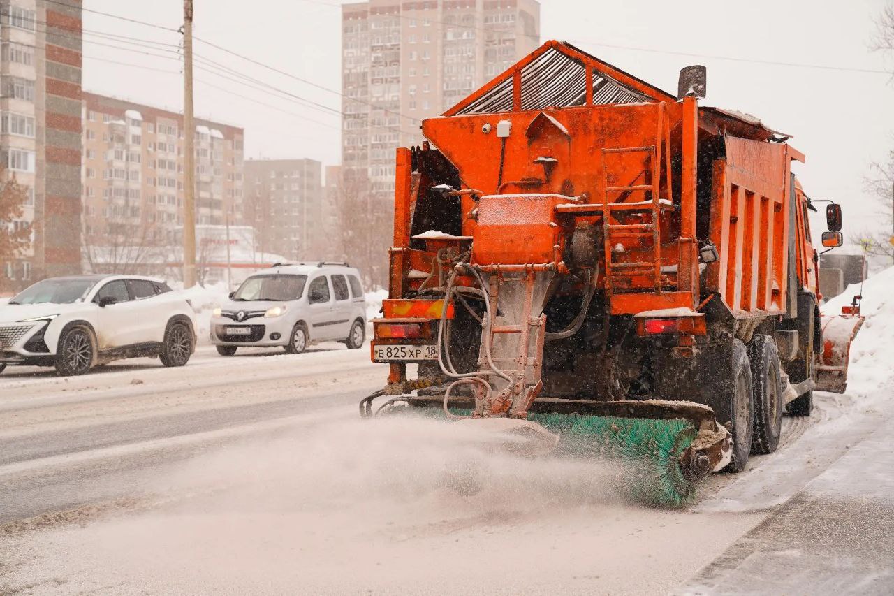 Почти 25 тысяч кубометров снега вывезли с городских улиц минувшей ночью, для этого были задействованы около сотни самосвалов Почти 25 тысяч кубометров снега вывезли с городских улиц минувшей ночью, для этого были задействованы около сотни самосвалов