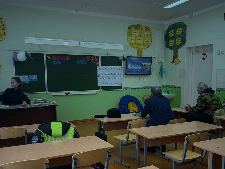 Сотрудники Якшур-Бодьинской Госавтоинспекции продолжают профилактические визиты в школы на вверенной территории: безопасность детей на первом месте Сотрудники Якшур-Бодьинской Госавтоинспекции продолжают профилактические визиты в школы на вверенной территории: безопасность детей на первом месте
