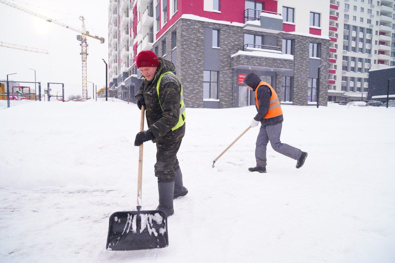 Почти 25 тысяч кубометров снега вывезли с городских улиц минувшей ночью, для этого были задействованы около сотни самосвалов Почти 25 тысяч кубометров снега вывезли с городских улиц минувшей ночью, для этого были задействованы около сотни самосвалов