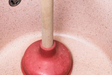 Как быстро устранить засор в раковине: простые и эффективные методы
