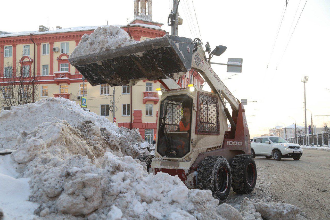 Почти 25 тысяч кубометров снега вывезли с городских улиц минувшей ночью, для этого были задействованы около сотни самосвалов Почти 25 тысяч кубометров снега вывезли с городских улиц минувшей ночью, для этого были задействованы около сотни самосвалов