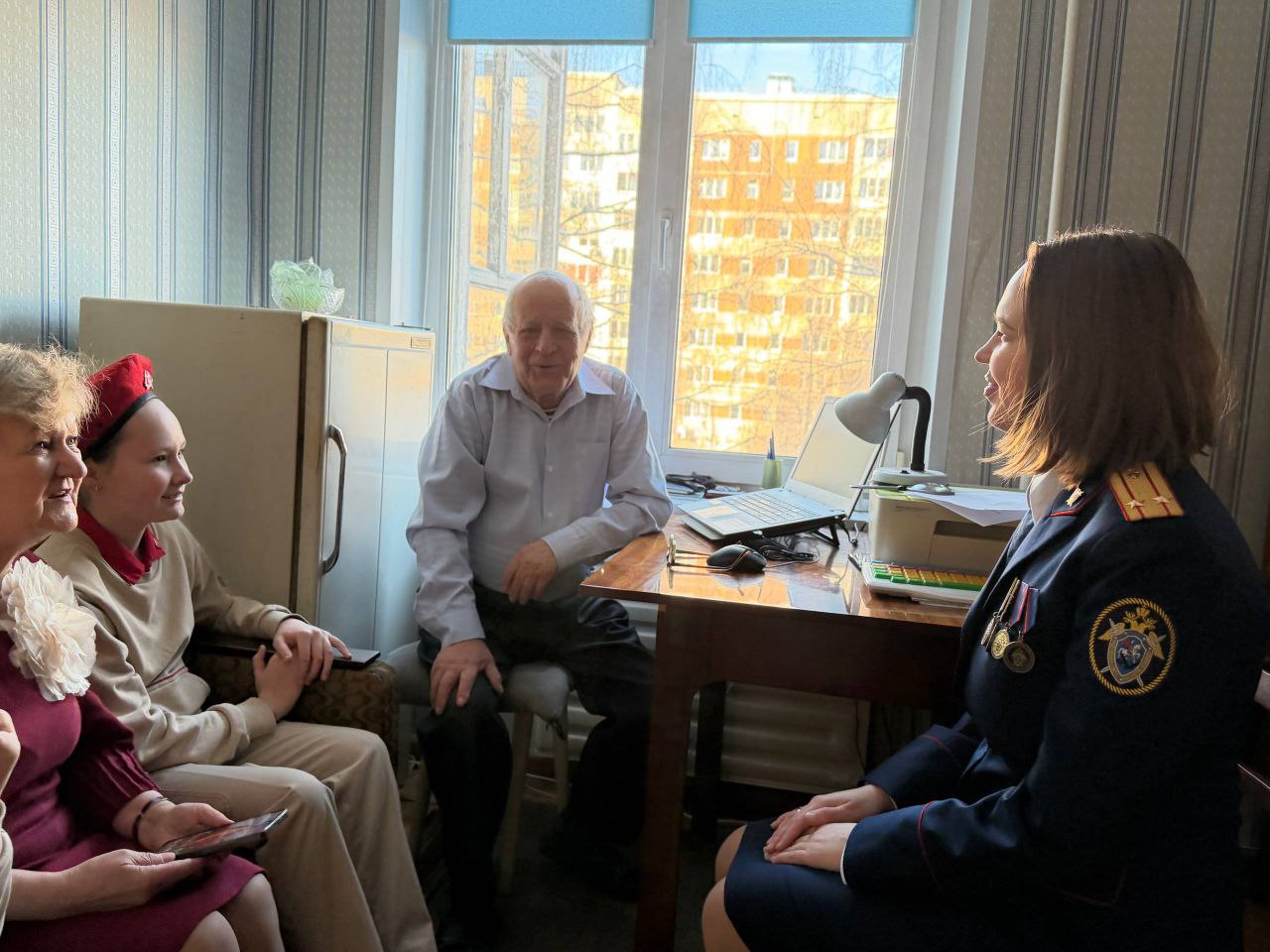 Представители женского совета следственного управления поздравили ветерана с предстоящим Днём защитника Отечества Представители женского совета следственного управления поздравили ветерана с предстоящим Днём защитника Отечества