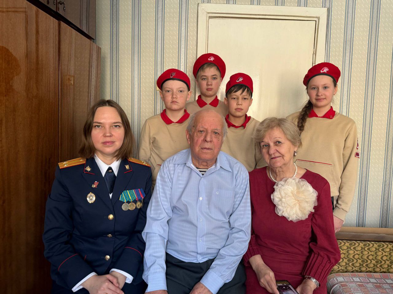 Представители женского совета следственного управления поздравили ветерана с предстоящим Днём защитника Отечества Представители женского совета следственного управления поздравили ветерана с предстоящим Днём защитника Отечества