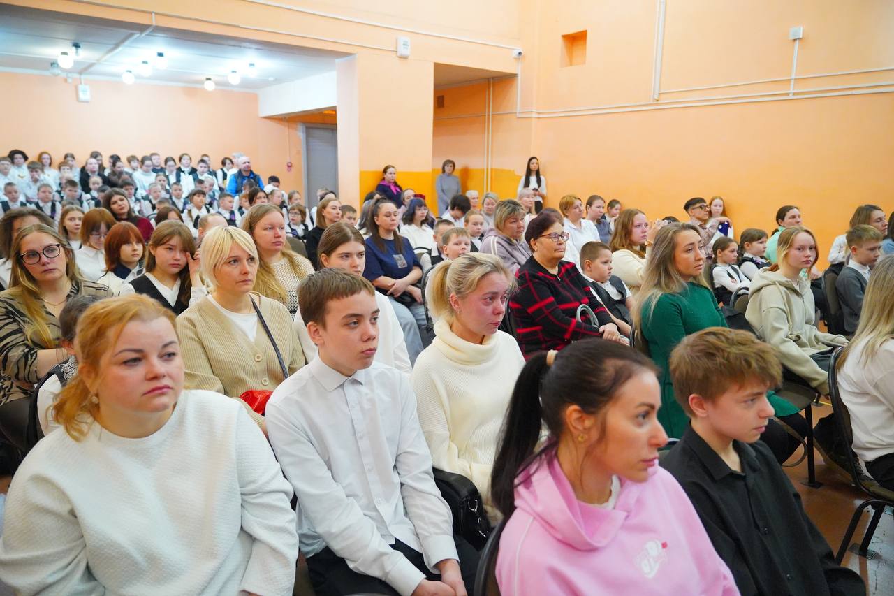 В школе № 93 вручили памятные значки детям участников спецоперации В школе № 93 вручили памятные значки детям участников спецоперации