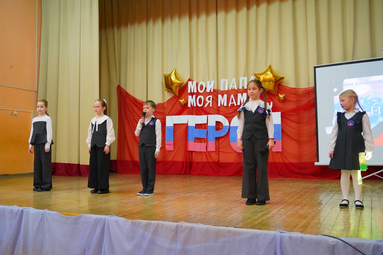 В школе № 93 вручили памятные значки детям участников спецоперации В школе № 93 вручили памятные значки детям участников спецоперации