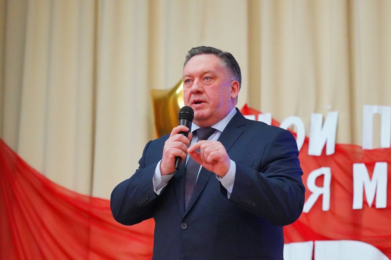 В школе № 93 вручили памятные значки детям участников спецоперации В школе № 93 вручили памятные значки детям участников спецоперации