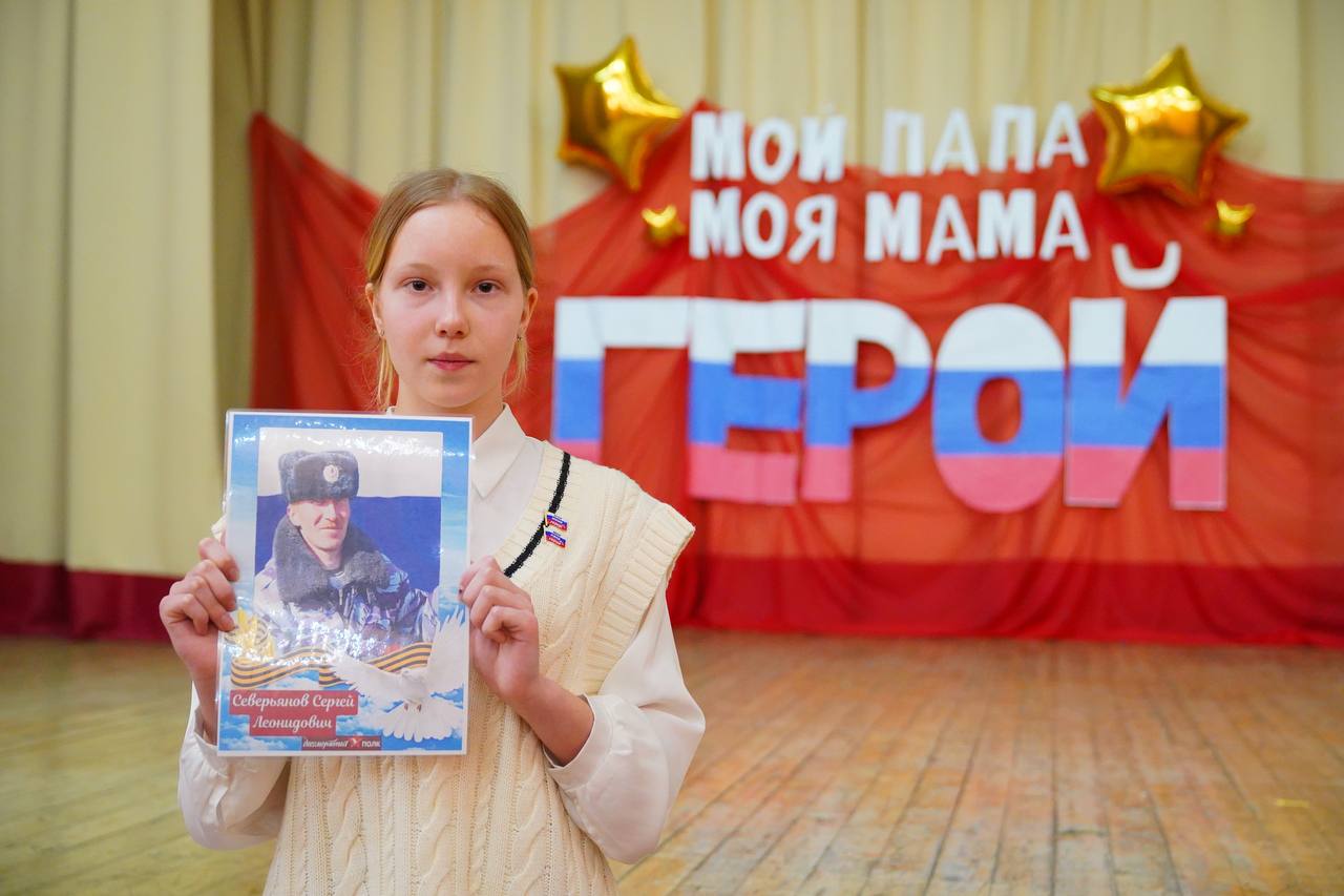 В школе № 93 вручили памятные значки детям участников спецоперации В школе № 93 вручили памятные значки детям участников спецоперации