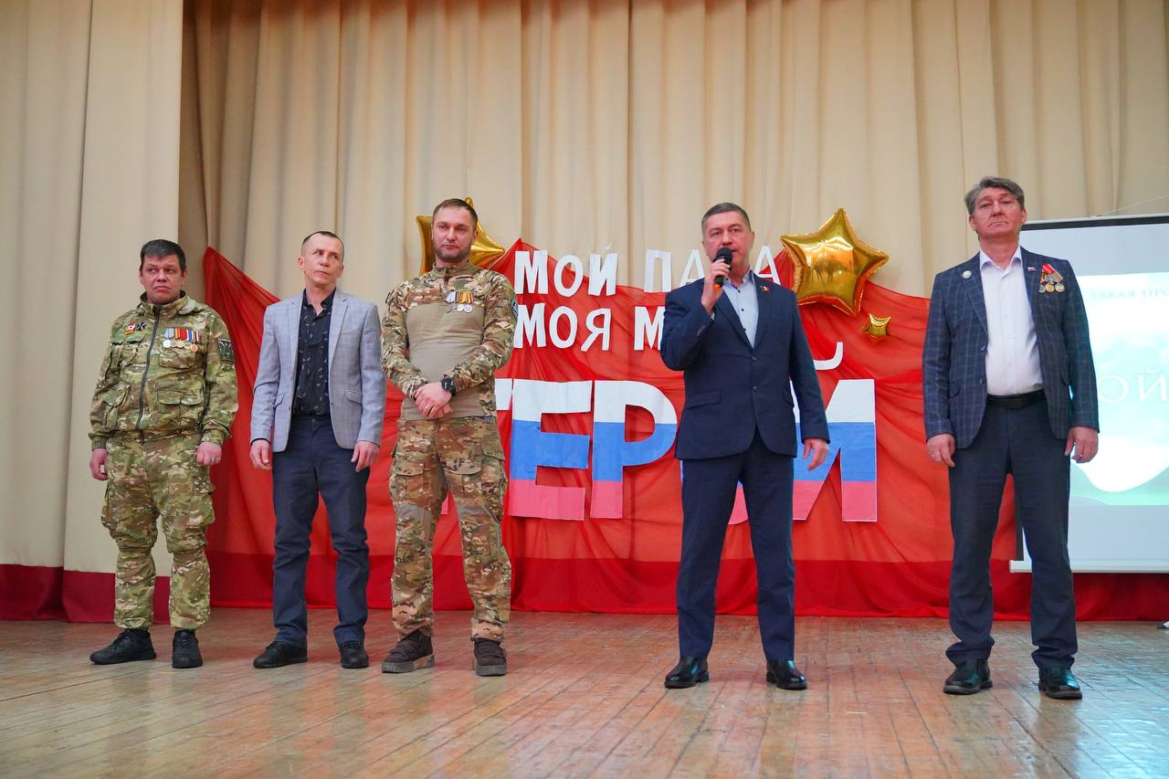 В школе № 93 вручили памятные значки детям участников спецоперации В школе № 93 вручили памятные значки детям участников спецоперации