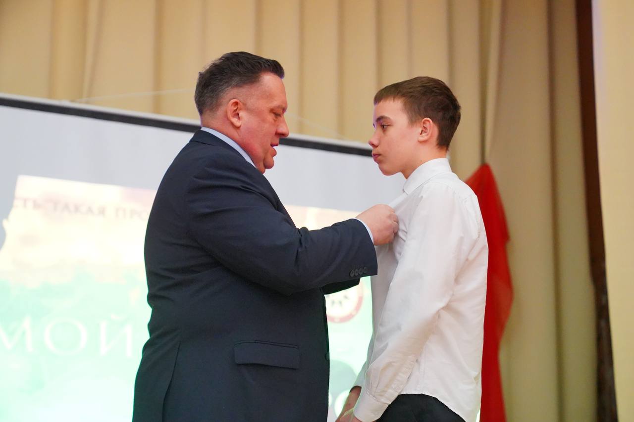 В школе № 93 вручили памятные значки детям участников спецоперации В школе № 93 вручили памятные значки детям участников спецоперации