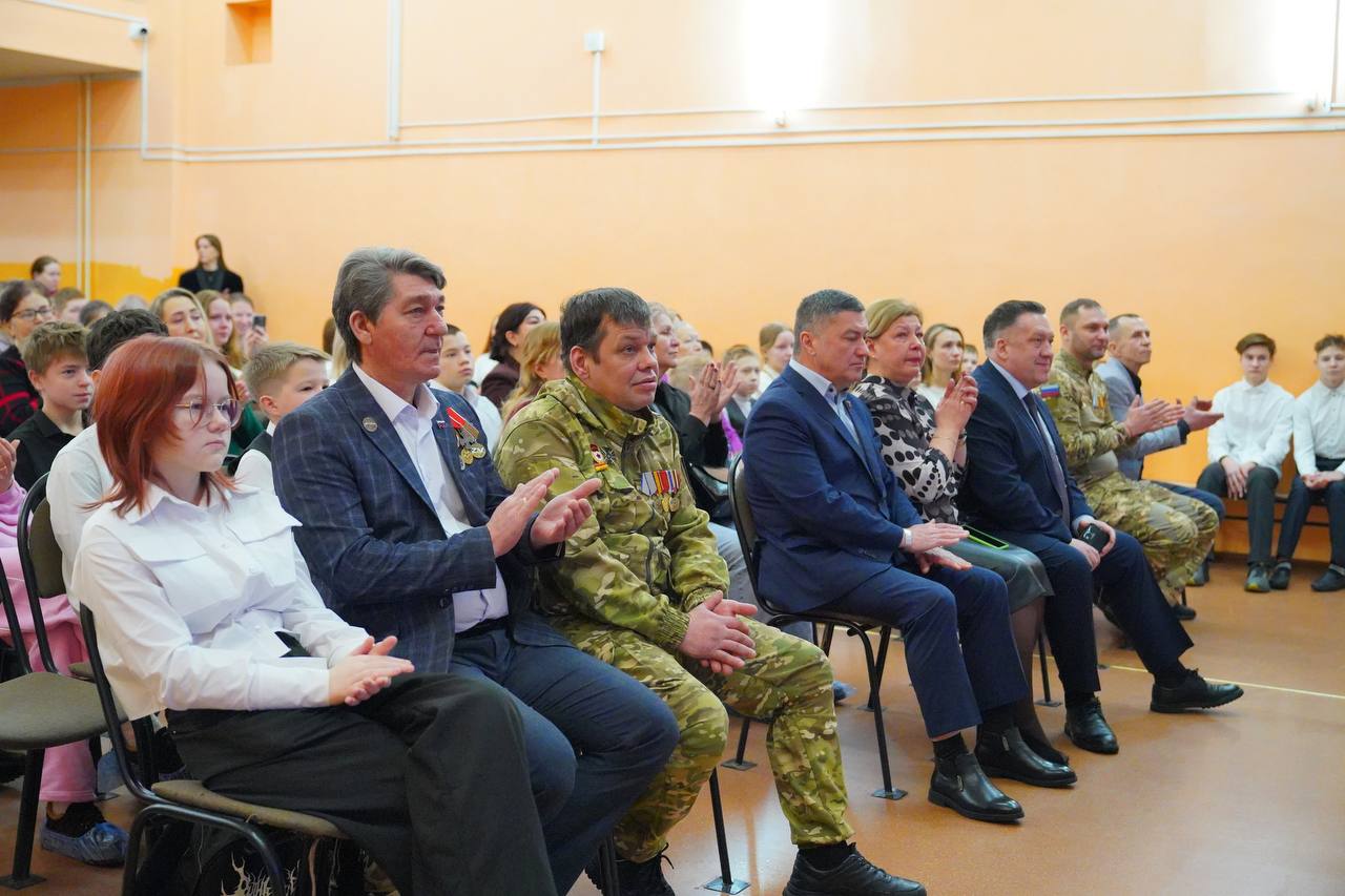 В школе № 93 вручили памятные значки детям участников спецоперации В школе № 93 вручили памятные значки детям участников спецоперации