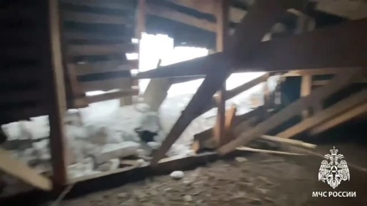 Стихия продолжает атаку в Удмуртии: очередная крыша не выдержала натиска снега