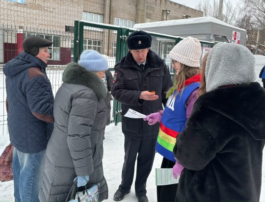 Сотрудники Госавтоинспекции города Ижевска совместно с Юными инспекторами движения школы № 34 провели акцию «Пешеход, соблюдай правила!», направленную на профилактику дорожно-транспортных происшествий с участием пешеходов