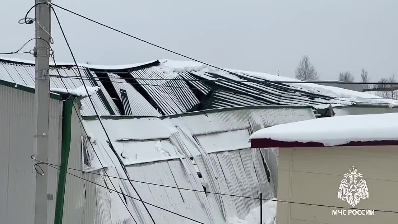 Из-за неубранного снега разрушилась кровля ангара на улице Гагарина в Ижевске