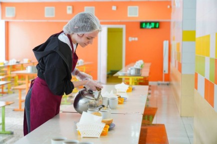 Более 45 тысяч ижевских школьников обеспечены бесплатным горячим питанием