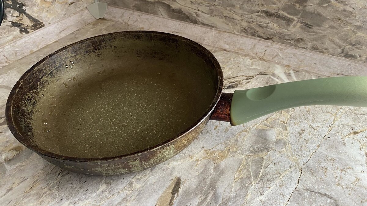 Как два простых ингредиента помогли вернуть сковороде первозданный вид