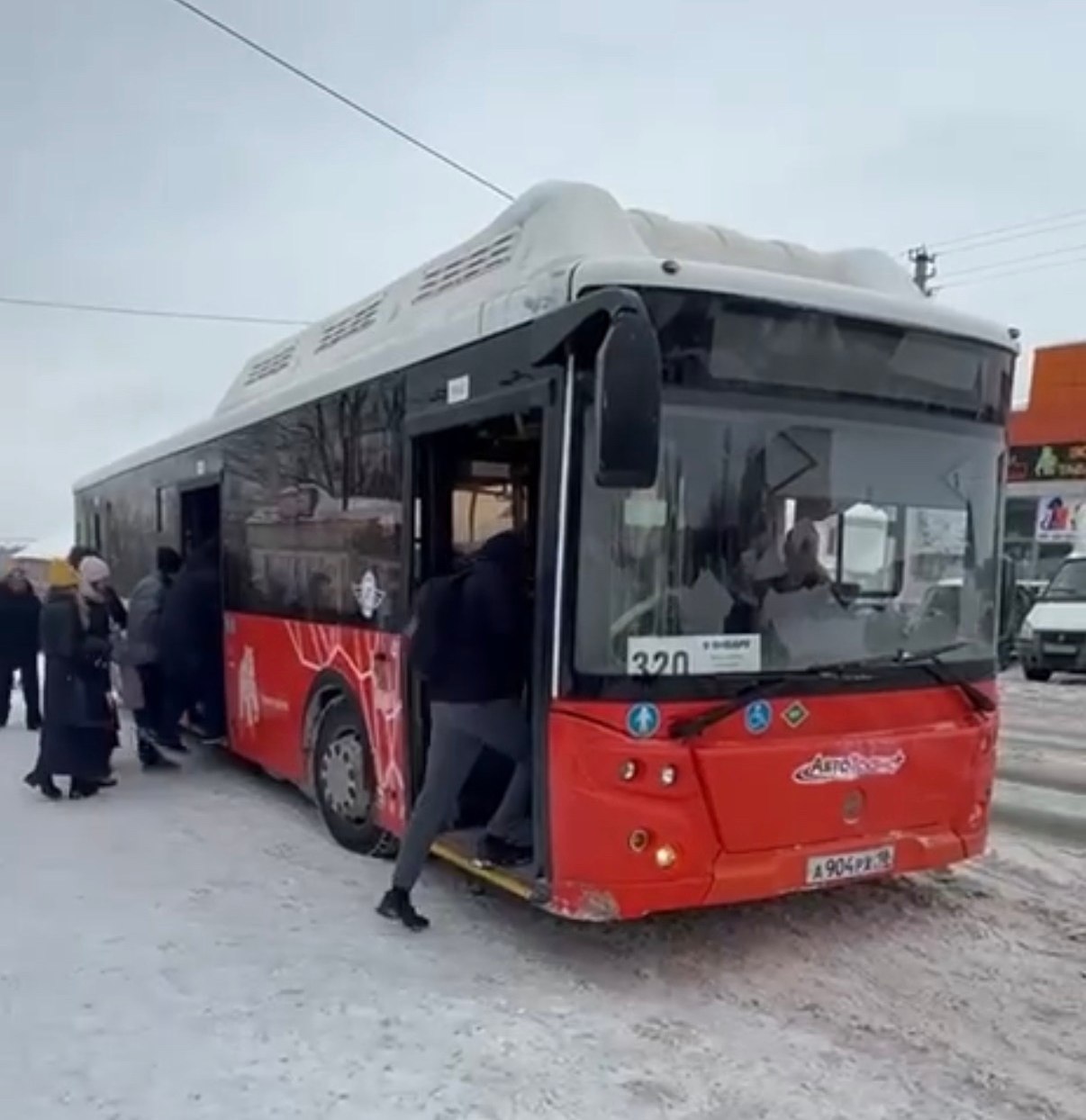 На загруженный пригородный ижевский маршрут № 320 вышел автобус большого класса