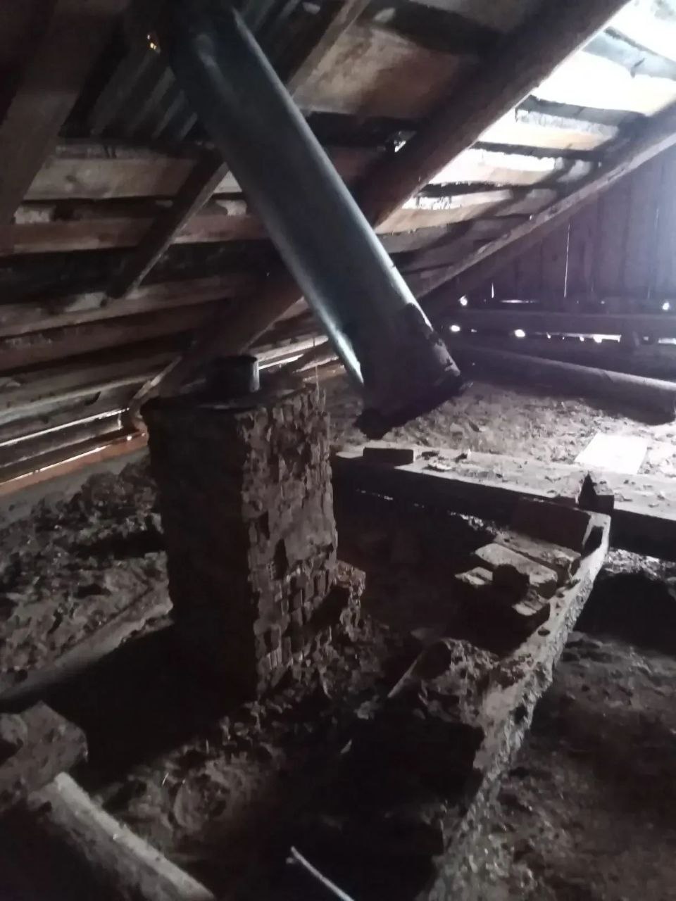 Сразу в трех домах села Брызгалово тяжелый снег повредил печные трубы Сразу в трех домах села Брызгалово тяжелый снег повредил печные трубы