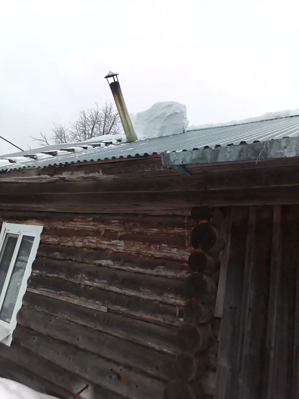 Сразу в трех домах села Брызгалово тяжелый снег повредил печные трубы Сразу в трех домах села Брызгалово тяжелый снег повредил печные трубы