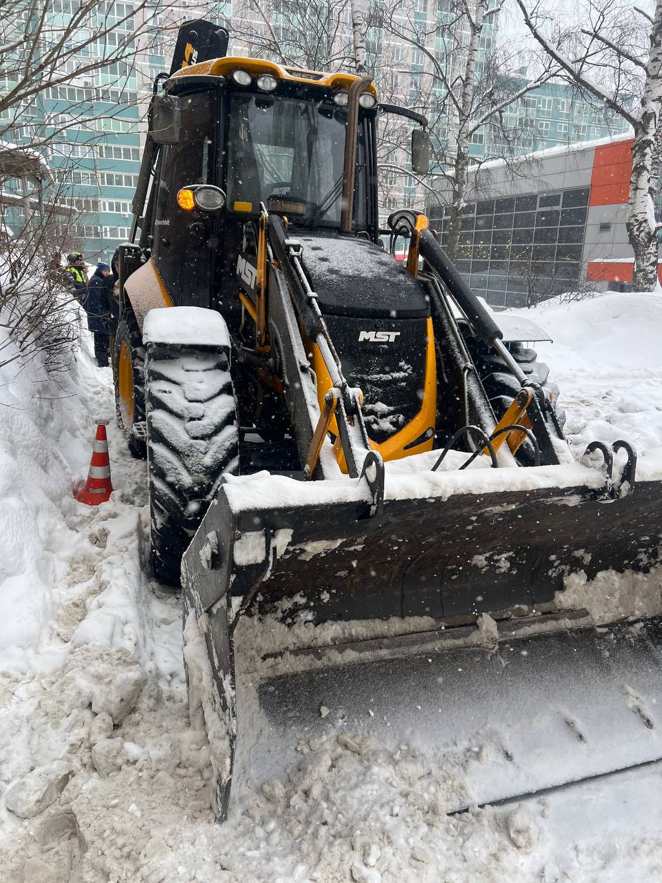 Не убедился в безопасности маневра при движении задним ходом, итог – пострадал пешеход Не убедился в безопасности маневра при движении задним ходом, итог – пострадал пешеход