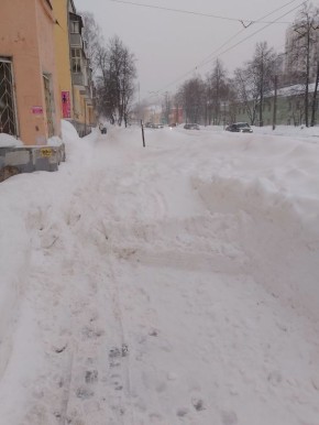 «Ползем по сугробам»: в Ижевске тоннами снега с крыши завалили многолюдный тротуар