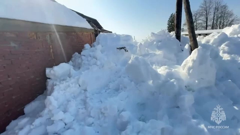 Двоих десятилетних детей завалило снегом, сошедшим с крыши одноэтажного здания в Удмуртии