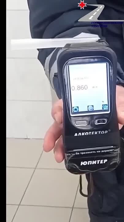 Лишенный права управления водитель совершил наезд на автобус